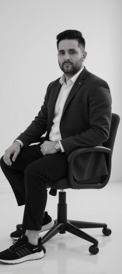 freepik__adrianpsico-with-a-minimalist-outfit-with-soft-dif__34546