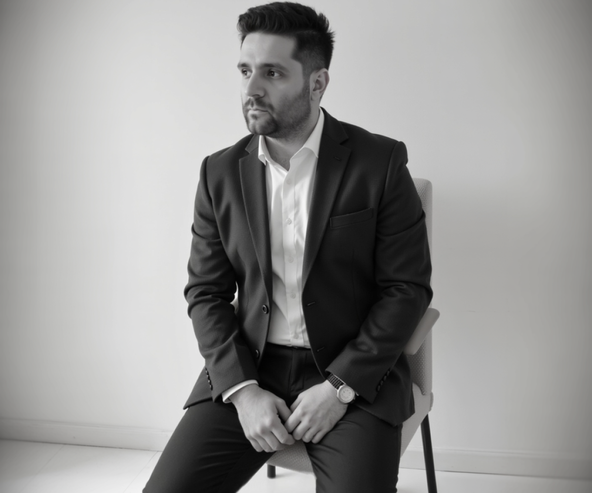 freepik__adrianpsico-with-a-minimalist-outfit-with-soft-dif__39274